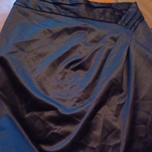 💙🌺The Limited Black Satin Skirt - Picture 2 of 10
